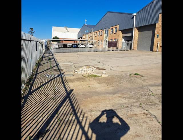 INDUSTRIAL PROPERTY TO RENT IN NORTH END